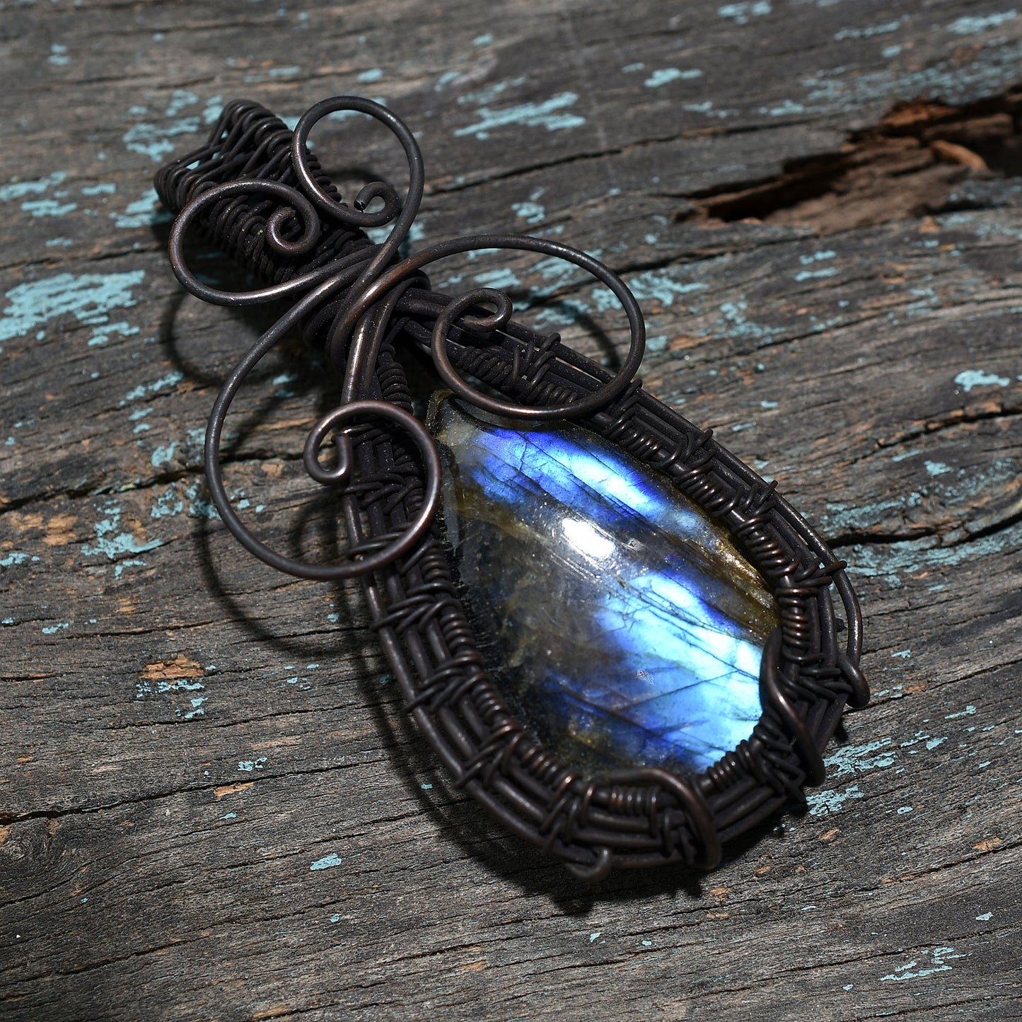 Raw Labradorite Flashy Wire Wrapped Pendant Wholesale Oxidise Copper Locket For Gemstone Jewelry
