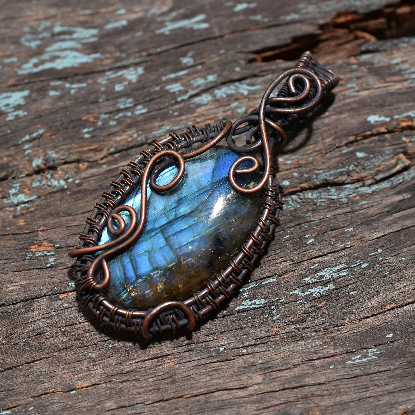 Flashy Blue Labradorite Gemstone Pendant – Wholesale Copper Wire Wrapped Artistic Design Necklace